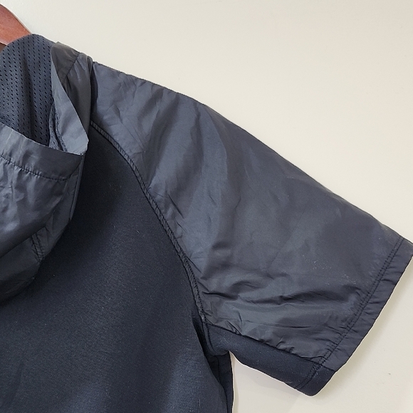 Under Armour Men's Black and Gray Rash Guard - Picture 10 of 12